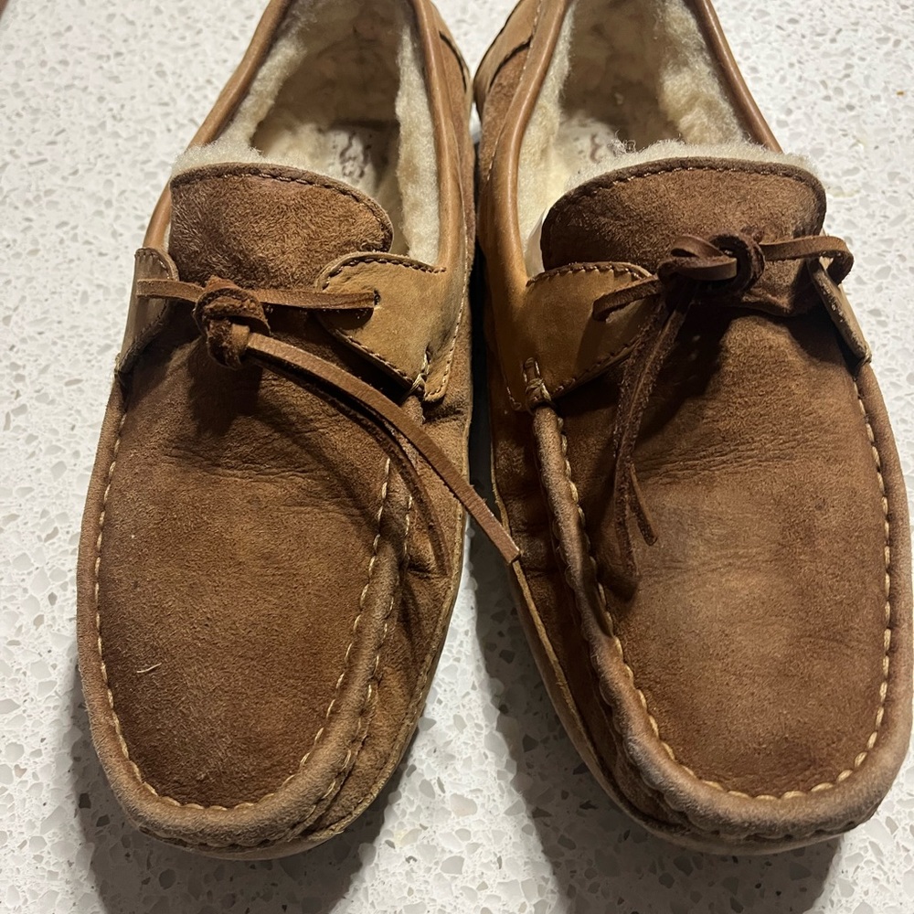 UGG men’s house shoes size 9 1/2. Gently used